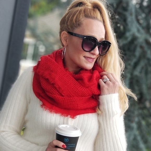 RED Infinity scarf - Picture 3 of 4